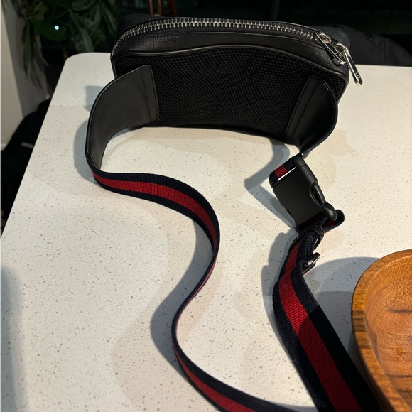 Gucci belt bag, only worn twice brand new. It’s in brand new condition. - Picture 5 of 8